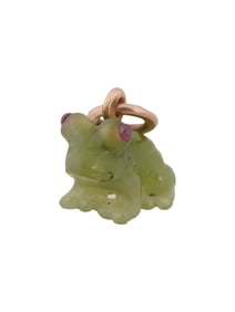 RUSSIAN GOLD CARVED NEPHRITE JADE FROG PENDANT