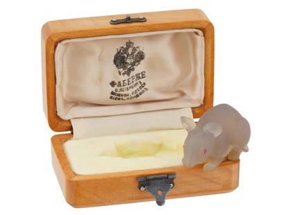 RUSSIAN GOLD AND RUBY EYES AGATE RAT FIGURINE W BOX: A Russian hand carved Honey Agate figurine representing a seated rat, engraved with detailed patterns. The figurine is encrusted with Ruby stone eyes in Gold settings. Presented in a wooden fitting bo