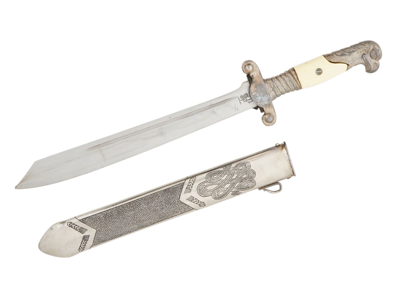 WWII NAZI GERMAN TYPE RAD OFFICERS DAGGER W SCABBARD: A WWII Nazi German model 1937 RAD Reichsarbeitsdienst officers dagger, featuring a steel blade with a thin fuller at the top and an etched RAD motto, Arbeit adelt, Work Ennobles. Marked, Eickhorn Soli