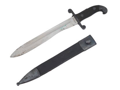 ANTIQUE SPANISH MODEL 1907 ARTILLERY BOLO KNIFE MACHETE: An antique Spanish Model 1907 Artillery Bolo knife machete from the early 20th century, featuring a curved handle with a checkered wooden grip and an S-shaped crossguard. The heavy blade has a distinc