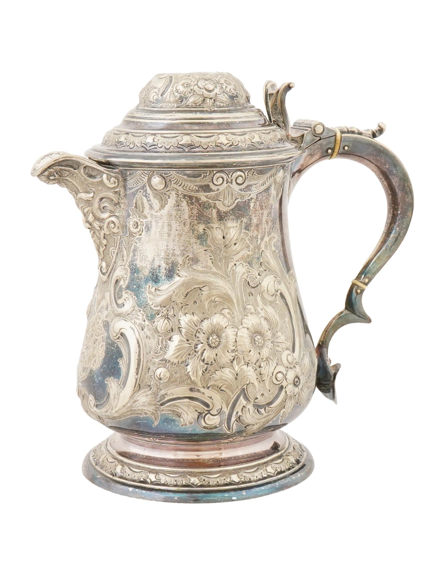SHEFFIELD SILVER METAL TANKARD: A Sheffield silver metal tankard decorated with phytomorphic motifs, domed lid, circular foot. Mid. XIX century THIS LOT QUALIFIES FOR A 30-DAY UNCONDITIONAL RETURN FROM THE DATE OF SALE. BUYER