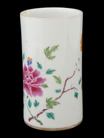 CHINESE FAMILLE ROSE HAND PAINTED PORCELAIN BRUSH POT