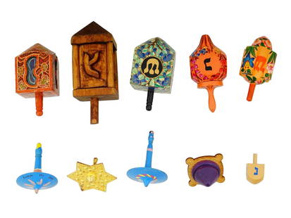 LOT OF ASSORTED JUDAICA ISRAELI AMERICAN MEZUZAHS: A collection of assorted American and Israeli Hanukkah dreidels. The dreidels are made in various designs featuring enamel Hebrew, floral, foliage, foliate scroll ornaments. Several are marked or insc