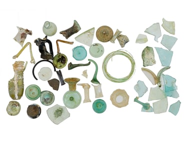 ANCIENT ROMAN BROKEN GLASS FRAGMENTS OF VARIOUS COLORS