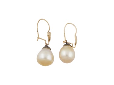 TWO VINTAGE GOLD HOOK EARRINGS WITH PEARLS