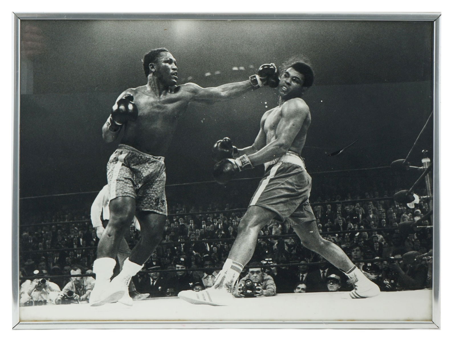 LARGE VINTAGE LARGE PHOTO OF MUHAMMAD ALI BOXING (1 of 3)
