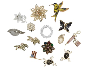 COLLECTION OF ASSORTED COSTUME JEWELRY BROOCHES