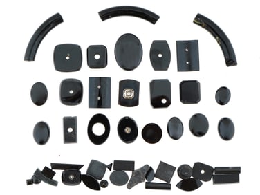COLLECTION OF ASSORTED CARVED STONE BEADS NECKLACE