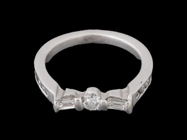 VINTAGE PLATINUM RING WITH DIAMONDS