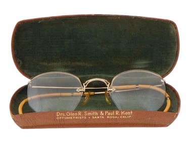 ANTIQUE AMERICAN 12K GOLD FILLED EYEGLASSES IN A CASE