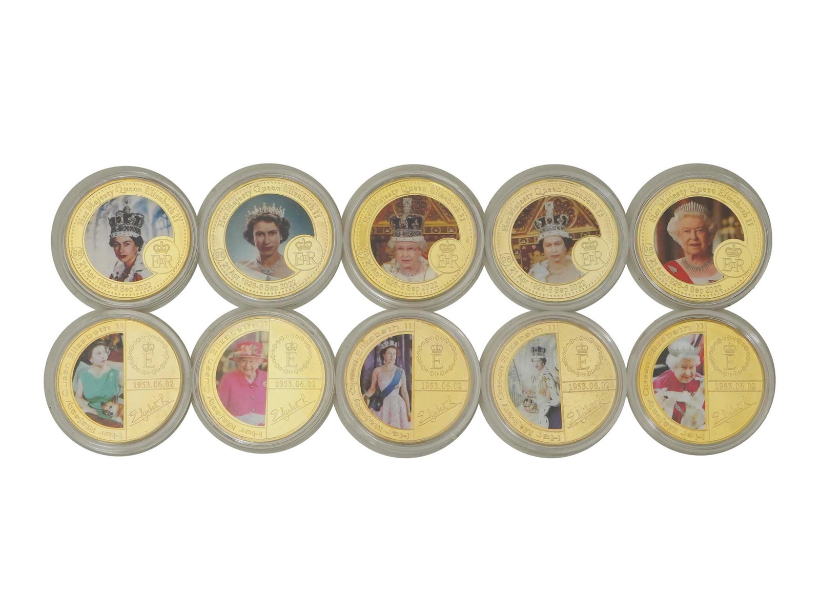 QUEEN ELISABETH II GOLD PLATED COMMEMORATIVE MEDALS: A lot of gold-plated medals issued in commemoration of British Queen Elisabeth II, 1926 to 2022. A total of 10 items, 5 posthumous, 5 marking the anniversary of her accession to the throne. The medals