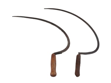 A PAIR OF ANTIQUE SICKLES WITH WOODEN HANDLES