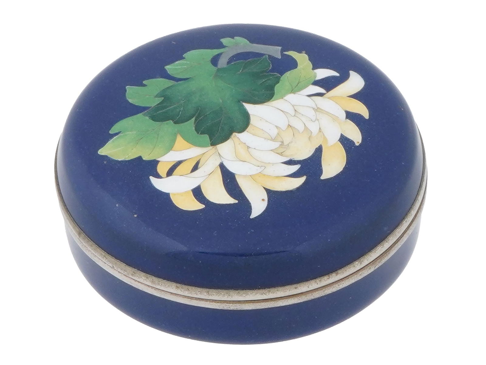 JAPANESE FLORAL DESIGN CLOISONNE ENAMEL KOGO BOX: A Japanese covered enamel over metal kogo or box for incense. The cover of the box is enameled with a polychrome design depicting a Chrysanthemum flower made in the Cloisonne technique. The body of th