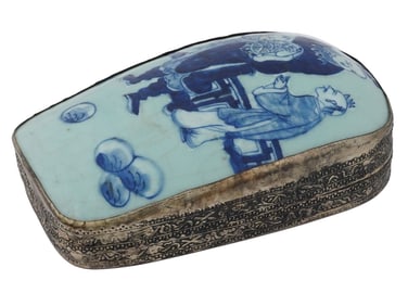 CHINESE HAND PAINTED BLUE WHITE PORCELAIN COVERED BOX