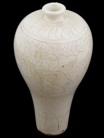 ANTIQUE 18TH C CHINESE QING DINGYAO PORCELAIN VASE