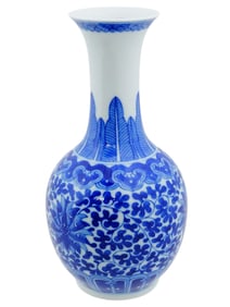 CHINESE BLUE AND WHITE PORCELAIN VASE