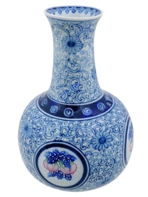 CHINESE BLUE AND WHITE PORCELAIN VASE