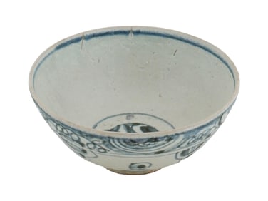 ANTIQUE CHINESE MING BLUE AND WHITE CERAMIC BOWL
