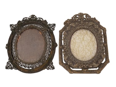 TWO ANTIQUE AND VINTAGE OVAL PICTURE FRAMES