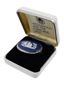 VINTAGE ENGLISH WEDGWOOD CAMEO BROOCH IN BOX