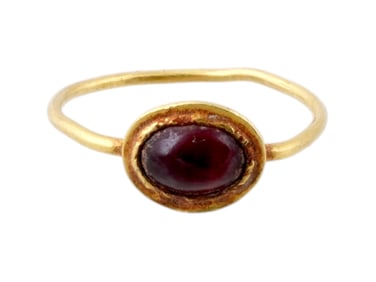ANCIENT ROMAN GOLD RING WITH A GARNET STONE
