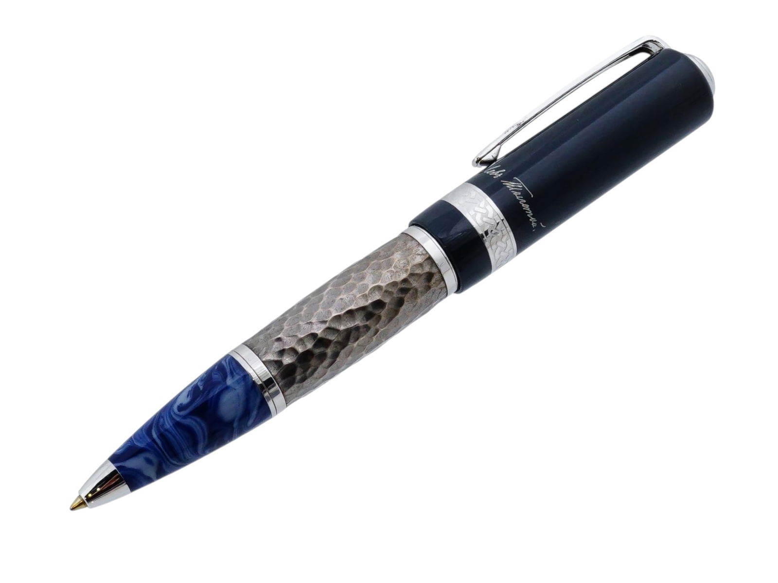 MONTBLANC WRITERS ED ROLLERBALL PEN LEO TOLSTOY: A Montblanc Writers edition rollerball pen, model Leo Tolstoy, released in 2015. The pen features a blue precious resin and silver-plated body with a hammered pattern. Black cap with silver accents. M
