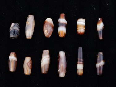 COLLECTION OF ANCIENT CARVED AGATE STONE BEADS