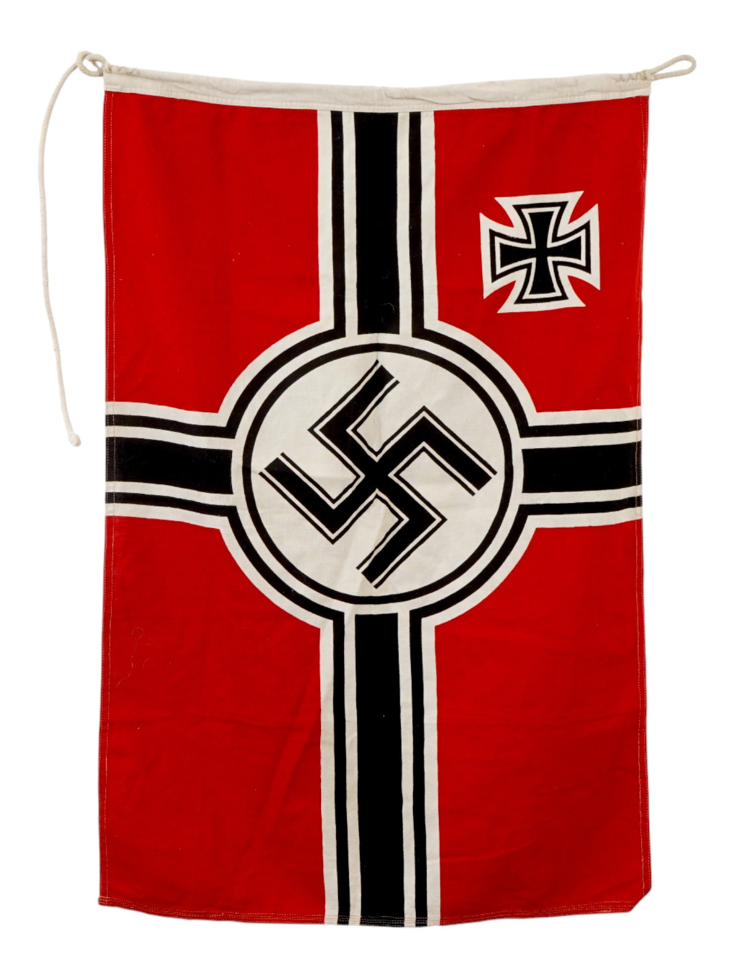 WWII TYPE NAZI GERMAN MILITARY BATTLE FLAG: A World War II type Nazi German fabric flag with swastika and Iron Cross. Second World War Historical Collectables And Memorabilia, Militaria, Flags And Banners. THIS LOT IS ELIGIBLE FOR A 30-