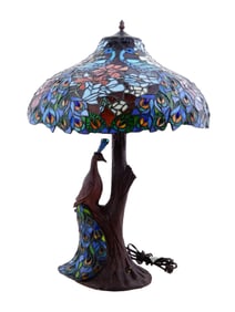 TIFFANY MANNER PEACOCK STAINED GLASS TABLE LAMP