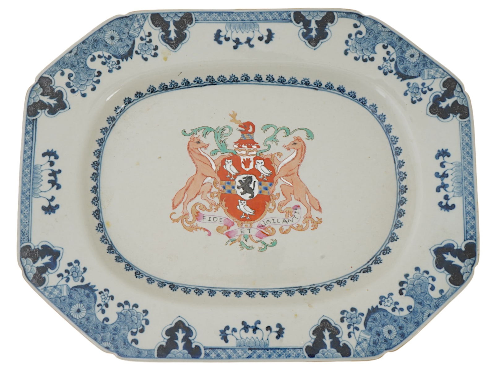 CHINESE EXPORT COAT OF ARMS PORCELAIN PLATE CHARGER (1 of 4)