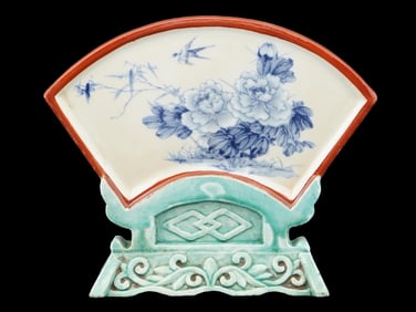 CHINESE HAND PAINTED CERAMIC DECORATIVE FAN W STAND
