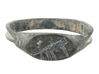 ANCIENT ROMAN SILVER RING WITH ANIMAL 100 TO 300 AD