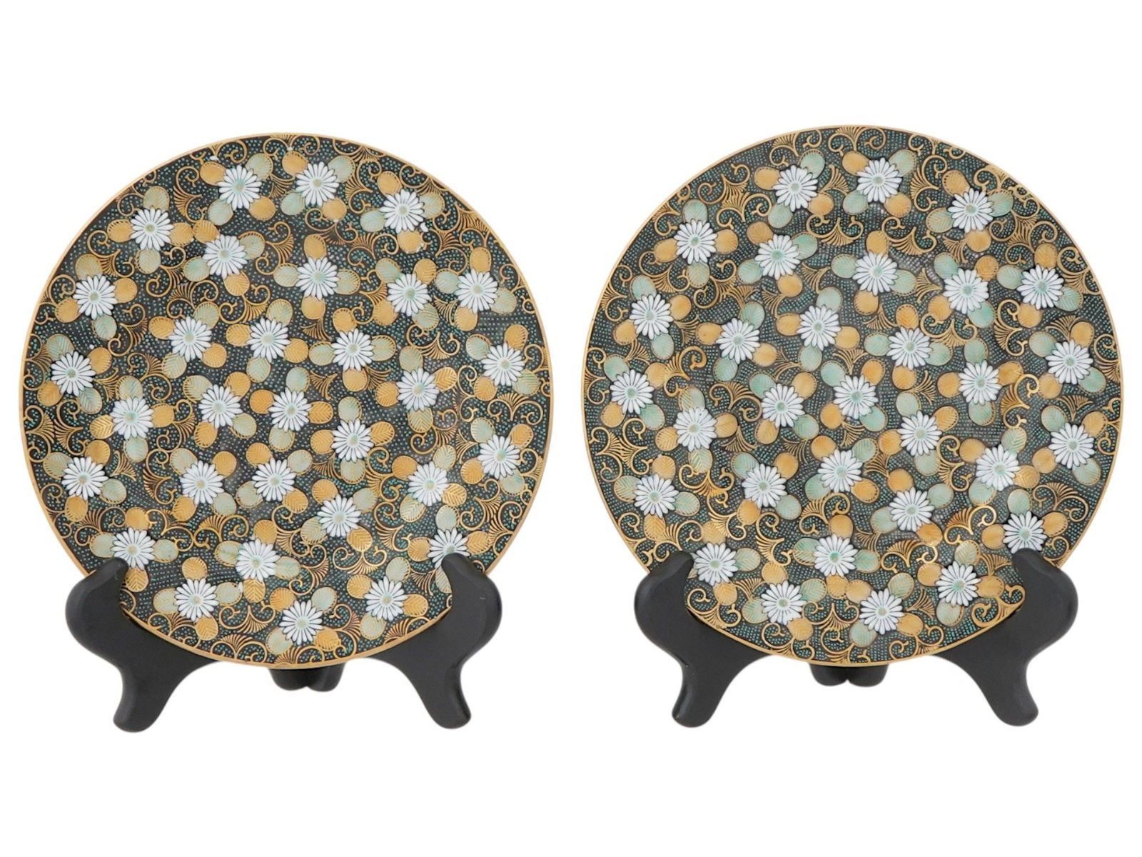 PAIR OF JAPANESE PORCELAIN PLATES W FLORAL PATTERN (1 of 5)