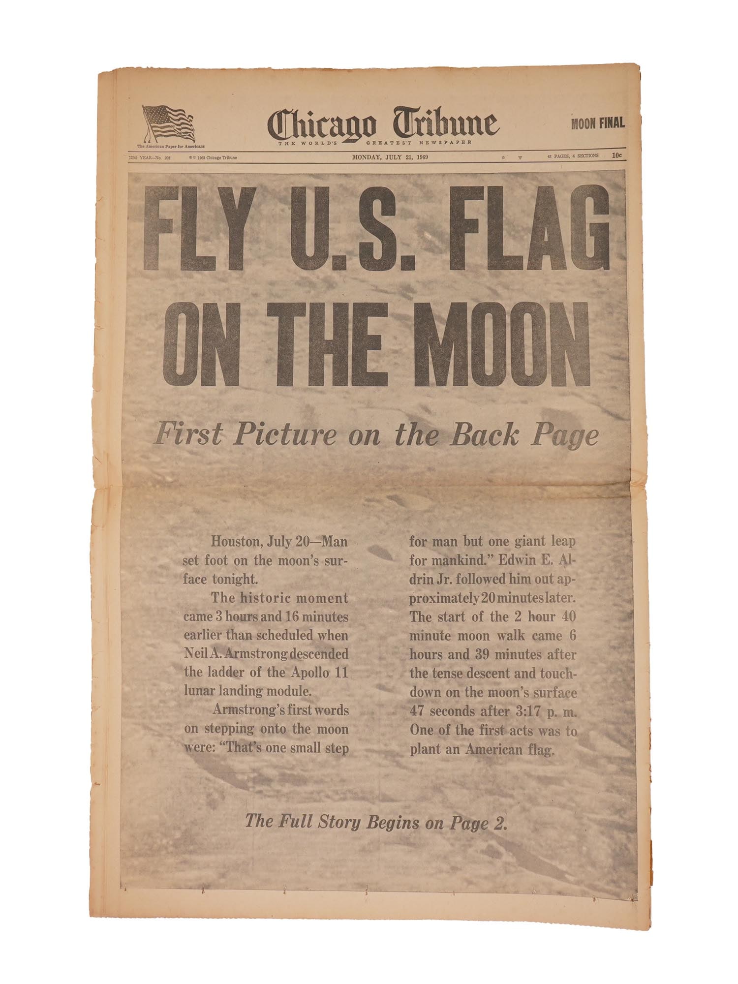 CHICAGO TRIBUNE ISSUES FROM CIVIL WAR TO APOLLO 11: A lot of Chicago Tribune newspaper issues covering major political events. A total of 8 issues. April 15th, 1861, the beginning of the Civil War. August 7th, 1945, the history of the atomic bomb. Augu