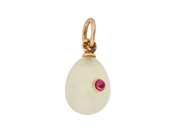 RUSSIAN GOLD CARVED BOWENITE EASTER EGG PENDANT W RUBY