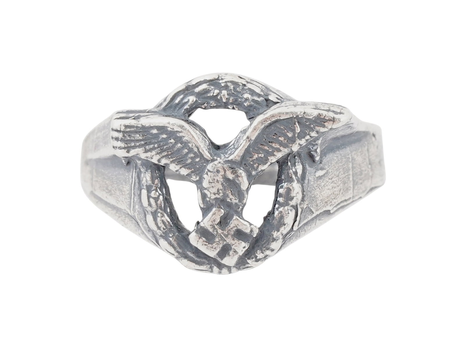 WWII TYPE NAZI GERMAN LUFTWAFFE PILOTS SILVER RING: A WWII type Nazi German Third Reich Luftwaffe pilots silver ring. The ring is adorned with a Luftwaffe emblem with a Nazi eagle holding a swastika insignia on a black enamel background. Hallmarked wit