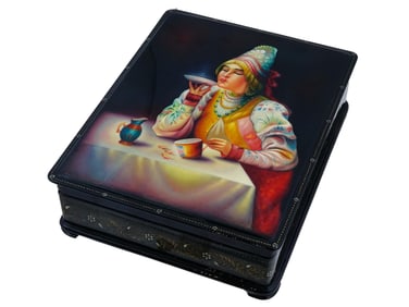 VINTAGE RUSSIAN HAND PAINTED LACQUER MINIATURE BOX
