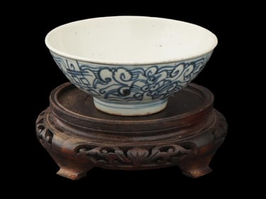 VINTAGE CHINESE BLUE AND WHITE PORCELAIN BOWL ON STAND