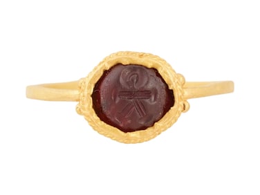 ANCIENT EGYPTIAN ROMAN GOLD RING WITH A GARNET STONE