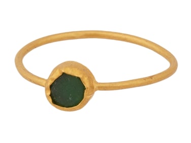 ANCIENT ROMAN GOLD RING SET WITH A GREEN STONE