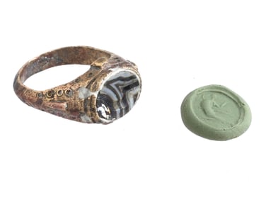 ANCIENT ROMAN BRONZE RING W ENGRAVED AGATE INTAGLIO