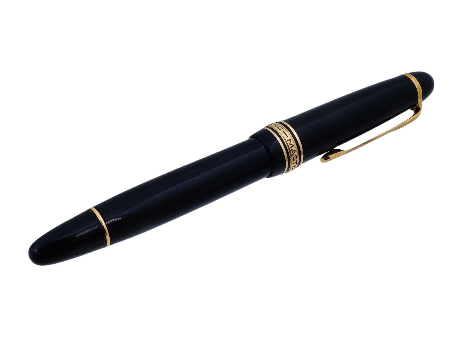 MONTBLANC MEISTERSTUCK 146 FOUNTAIN PEN W 14K GOLD: A vintage Montblanc Meisterstuck 146 fountain pen, featuring a 14K gold nib No. 4810. The pen is fitted with a gold-coated clip, a black resin barrel, and a matching black resin cap inlaid with the ic