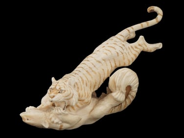 VINTAGE FIGURINE DEPICTING A TIGER IN AN ATTACKING POSE