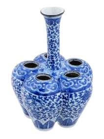 CHINESE REPUBLIC BLUE AND WHITE PORCELAIN TULIPIERE