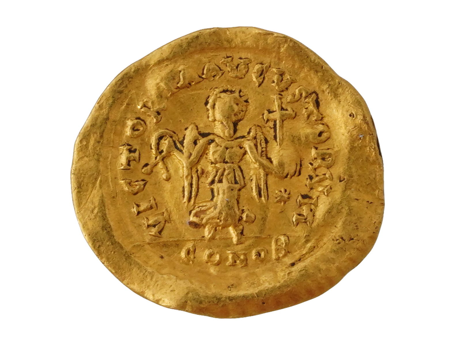 500 AD ANCIENT TREMISS BYZANTINE JUSTINIAN GOLD COIN: An ancient Tremiss Byzantine Empire Justinian I Gold coin. The obverse depicts a diademed draped bust of the emperor facing right. The reverse depict Victoria walking right, head left, holding wreath