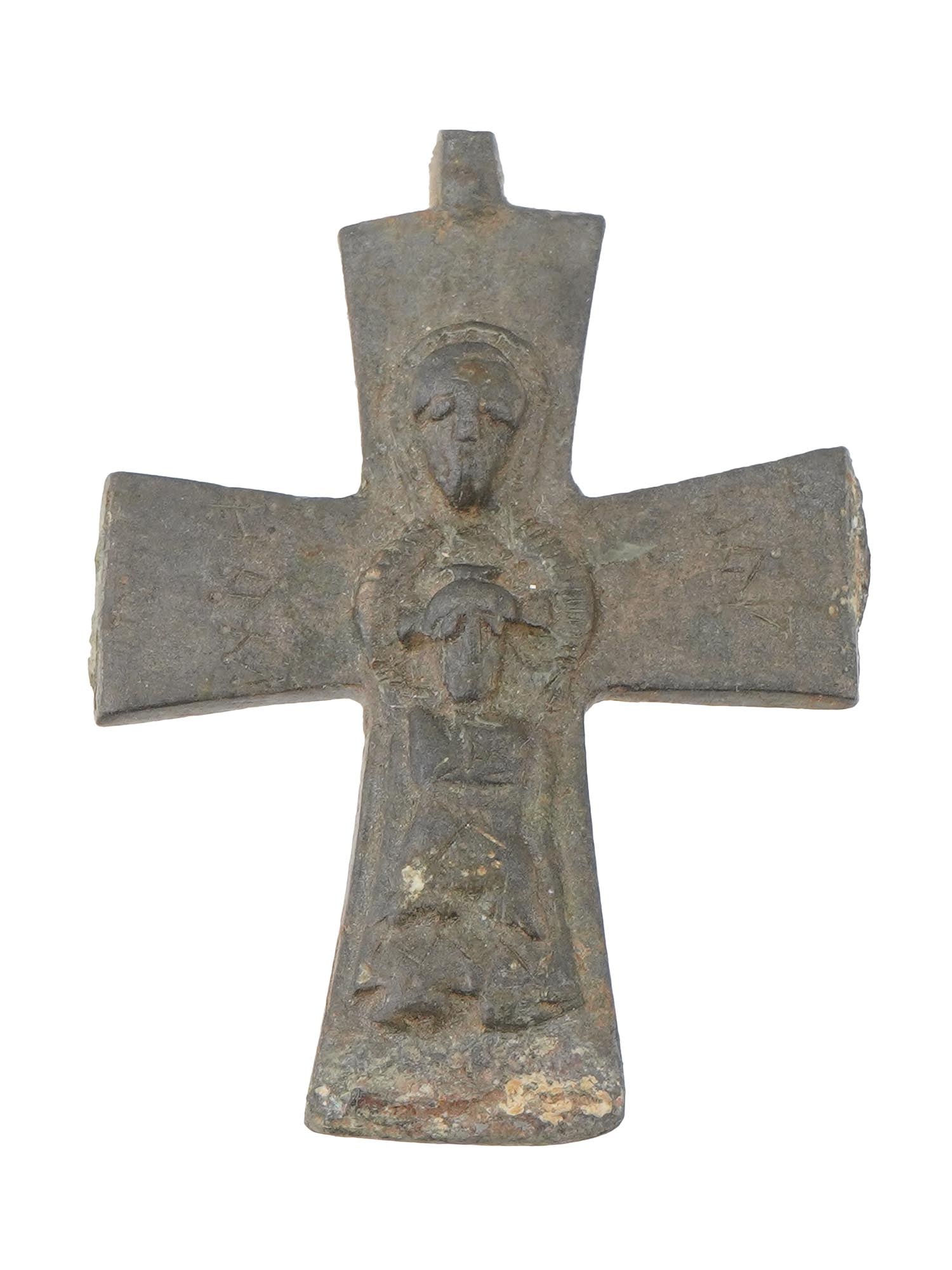 ANCIENT BYZANTINE BRONZE RELIQUARY CROSS VIRGIN MARY: An ancient Byzantine cast bronze reliquary cross, dating from 400 to 600 AD, intricately crafted with religious motifs. The front side features an engraved depiction of Jesus Christ with the Virgin Ma