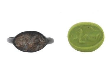 ANCIENT GRECO ROMAN BRONZE RING ENGRAVED WITH AN IMAGE