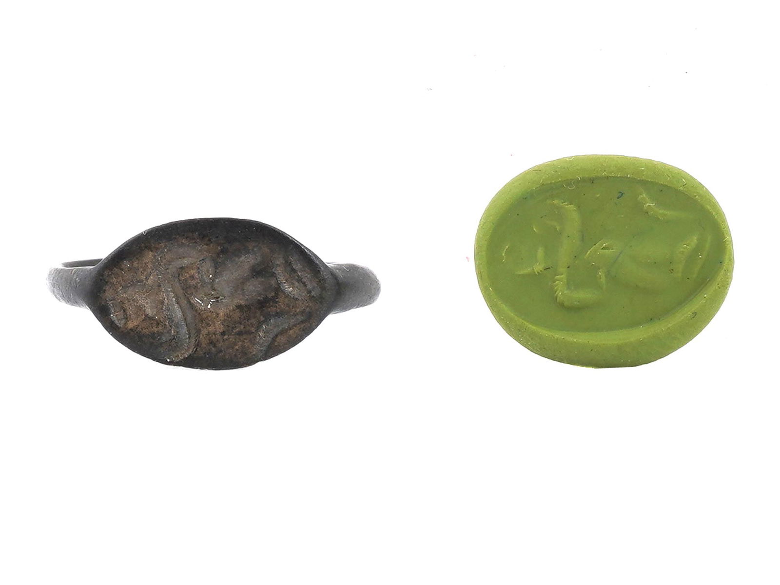 ANCIENT GRECO ROMAN BRONZE RING ENGRAVED WITH AN IMAGE (1 of 5)