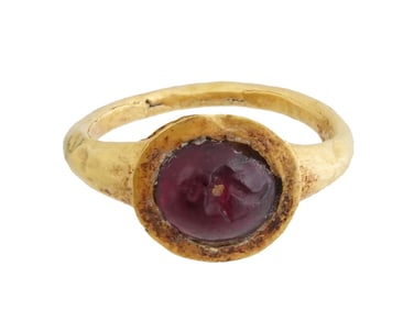 ANCIENT ROMAN GOLD RING WITH ENGRAVED GARNET STONE
