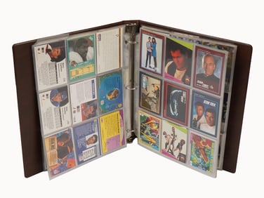 COLLECTION OF ASSORTED AMERICAN SPORTS CARDS IN ALBUM